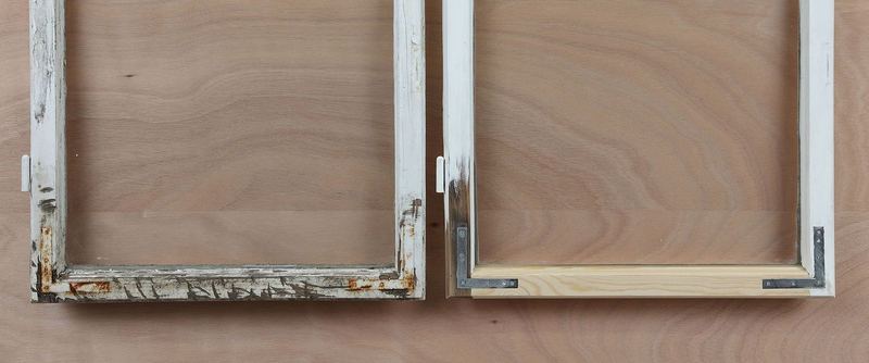Zwei Fensterflügel nebeneinander auf einer Platte: links der alte mit morschem Rahmen, rechts derselbe Flügel mit neu eingesetztem Holz.